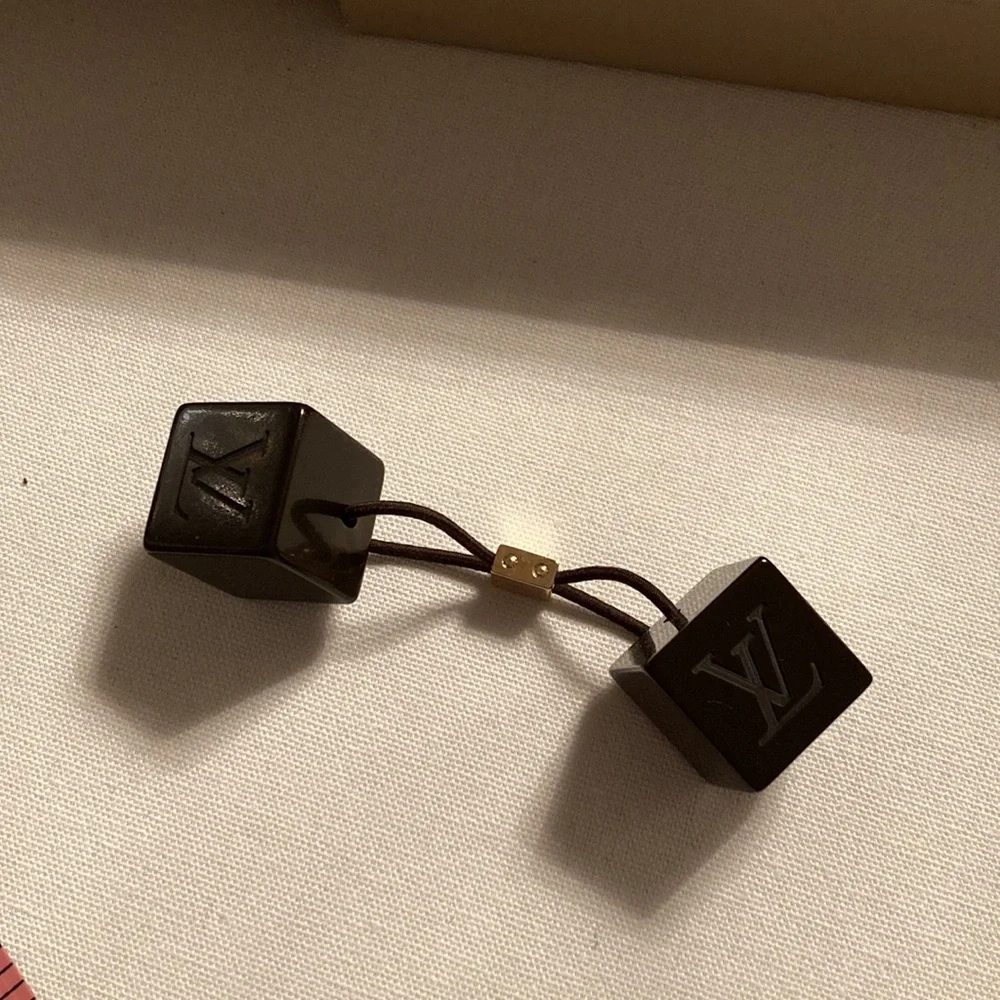 Louis Vuitton hair tie - Picture 2 of 4